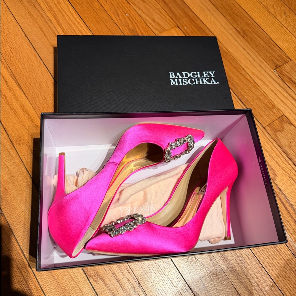NWT Badgley Mischka Cher Pumps pink satin crystal buckle Fuchsia Embellish 8.5